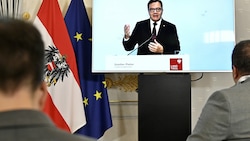 Der Tiroler Landeshauptmann Günther Platter (ÖVP), beim Bund-Länder-Gipfel über Video zugeschaltet, lässt sich schon vor der PK am Abend in die Karten blicken. Es dürfte wohl schon bald Verschärfungen für Ungeimpfte geben. (Bild: APA/HANS PUNZ)