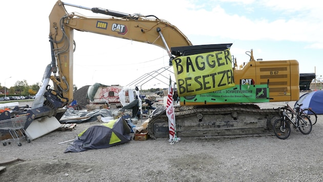 Stillstand: Die Stadtstraßen-Baustraße ist derzeit besetzt. (Bild: Martin A. Jöchl)