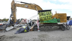 Stillstand: Die Stadtstraßen-Baustraße ist derzeit besetzt. (Bild: Martin A. Jöchl)