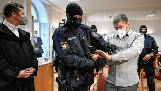 Der Angeklagte mit seinem Verteidiger (links) wurde nach dem Urteil enthaftet und wird in den Kosovo abgeschoben. (Bild: Alexander Schwarzl)