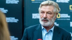 Die Anklage gegen Alec Baldwin nach dem Todesschuss am Set von „Rust“ wurde fallengelassen. (Bild: AFP/Getty Images/Mark Sagliocco)