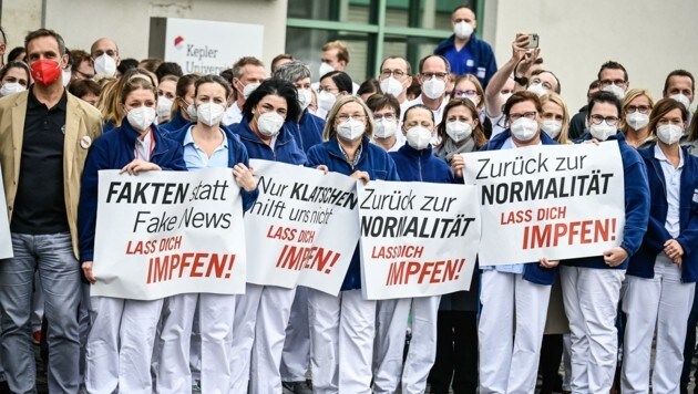Spitalsmitarbeiter hatten am Donnerstag in Flashmobs landesweit zur Corona-Impfung aufgerufen. (Bild: Alexander Schwarzl)