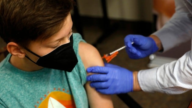 Bei fünf- bis elfjährigen Kindern beträgt der Impfschutz fast 91 Prozent. (Bild: APA/AFP/JEFF KOWALSKY)