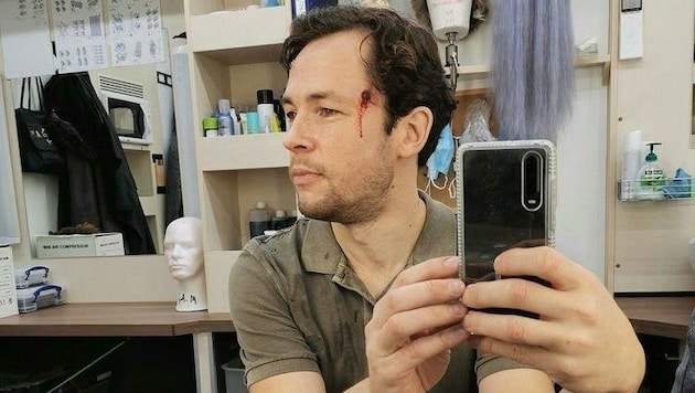 Schauspieler Daniel Langbein in der Maske. Für die Serie „Die Macht der Kränkung“ drehte er drei Tage lang mit präparierten, aber echten Waffen. (Bild: Privataufnahme Daniel Langbein)