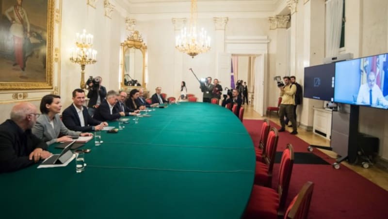 Minister Wolfgang Mückstein (Grüne), Vizekanzler Werner Kogler (Grüne), Bundeskanzler Alexander Schallenberg (ÖVP) und Ministerin Elisabeth Köstinger (ÖVP) in der Videokonferenz mit den Landeshauptleuten (Bild: APA/MICHAEL GRUBER)