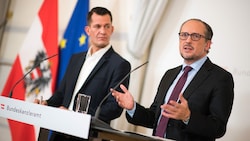 Nicht mehr auf einer Linie: Gesundheitsminister Wolfgang Mückstein (Grüne) und Bundeskanzler Alexander Schallenberg (ÖVP) (Bild: APA/MICHAEL GRUBER)