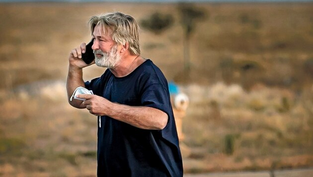 Alec Baldwin kurz nach dem tödlichen Schuss am Filmset. (Bild: AP)