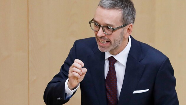 Gewohnt scharf griff FPÖ-Chef Herbert Kickl die Regierung wegen der angekündigten Corona-Maßnahmen an. (Bild: AP)