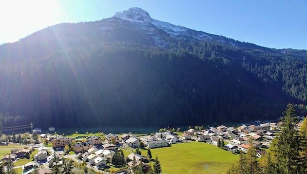 Oberhalb der beschaulichen Gemeinde Klösterle liegt der 2244 Meter hohe Burtschakopf. (Bild: Privat)