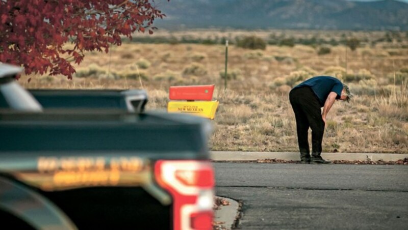 Alec Baldwin brach nach dem tödlichen Vorfall mit einer Requisitenwaffe vor der Polizeiwache in Tränen aus. (Bild: Copyright 2021 Santa Fe New Mexican)