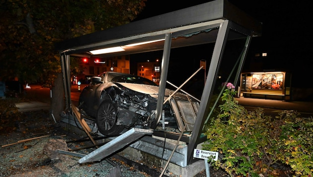 Der sündteure Maserati der 36-Jährigen blieb schwer beschädigt in der Bushaltestelle hängen. (Bild: Kapo St. Gallen)
