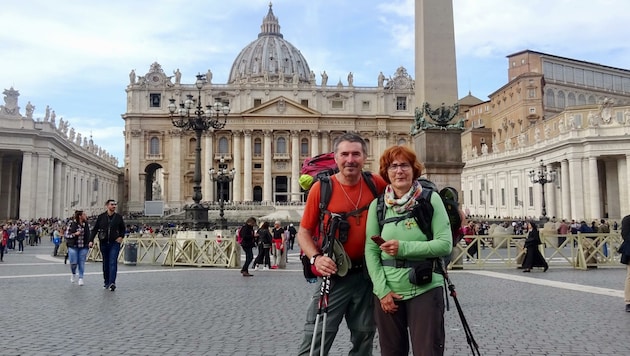 Hubert Neudecker mit seiner Frau Efi nach dem langen Marsch im Vatikan. (Bild: Hubert Neudecker)