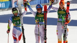 Siegerin Mikaela Shiffrin (Mitte), die Zweitplatzierte Lara Gut-Behrami (li.) und die Drittplatzierte Petra Vlhova (Bild: APA/AFP/Joe Klamar)