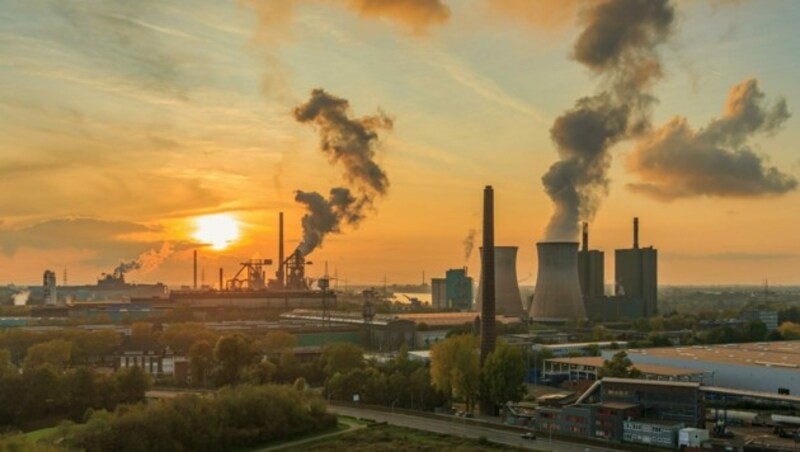 Der CO2-Ausstoß befeuert den immer rascheren Klimawandel (Bild: stock.adobe.com)