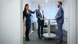 Dagmar Häusler, Joachim Aigner und Manuel Krautgartner (v. l.) in den MFG-Klubräumlichkeiten im Landhaus (Bild: Alexander Schwarzl)