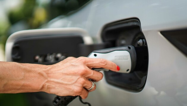 Bei niedrigen Temperaturen im Winter muss das E-Auto besonders oft an die Strom-Zapfsäule. (Bild: Wenzel Markus)