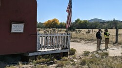 Die Einfahrt zur Bonanza Creek Ranch in Santa Fe, wo sich das tödliche Drama um die Kamerafrau Halyna Hutchins abspielte (Bild: AFP)
