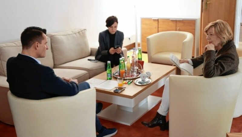 Minister Mückstein, Pressesprecherin Andrea Zefferer und „Krone“-Interviewerin Conny Bischofberger (Bild: Zwefo)