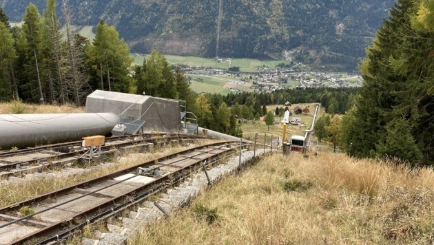 Der Gleiskörper bleiben bestehen, Wagen und Zugseile werden mittels Heli in den kommenden Wochen abtransportiert. (Bild: Verbund)