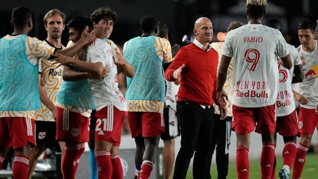 Gerhard Struber jubelt mit seiner Mannschaft von Red Bull New York. (Bild: AP)