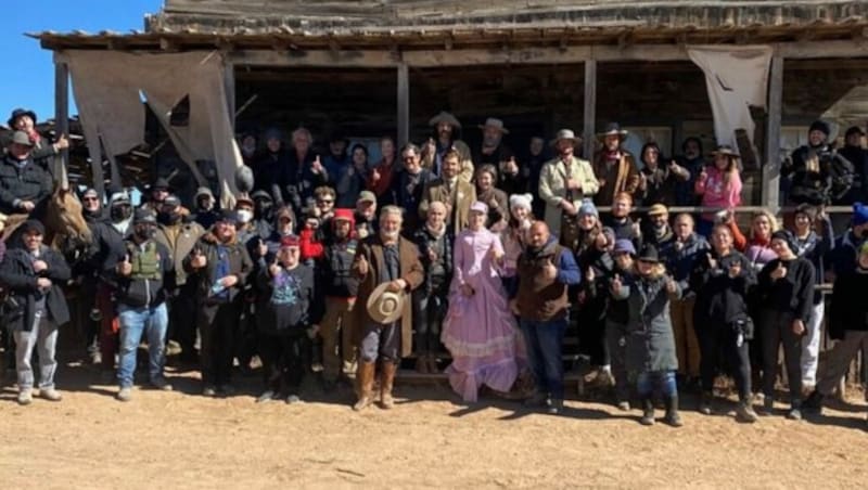 Dieses Foto von der Crew des Western „Rust“ postete Halyna Hutchins erst kurz vor ihrem tragischen Tod. (Bild: instagram.com/halynahutchins)