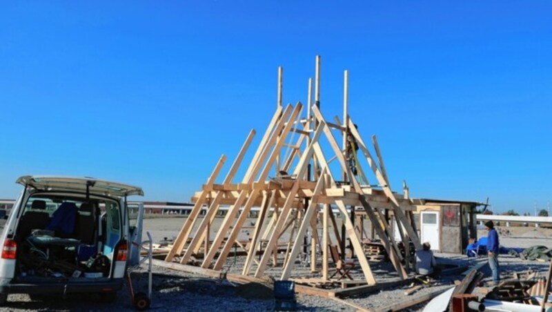 Aus dem Holzgerüst soll eine achtstöckige Pyramide entstehen. (Bild: Tomschi Peter)