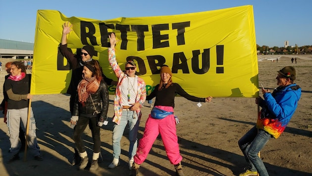 Am Sonntag wurde Party auf einer der besetzten Baustellen in Wien - bei der Lobau - gemacht. (Bild: Penny)