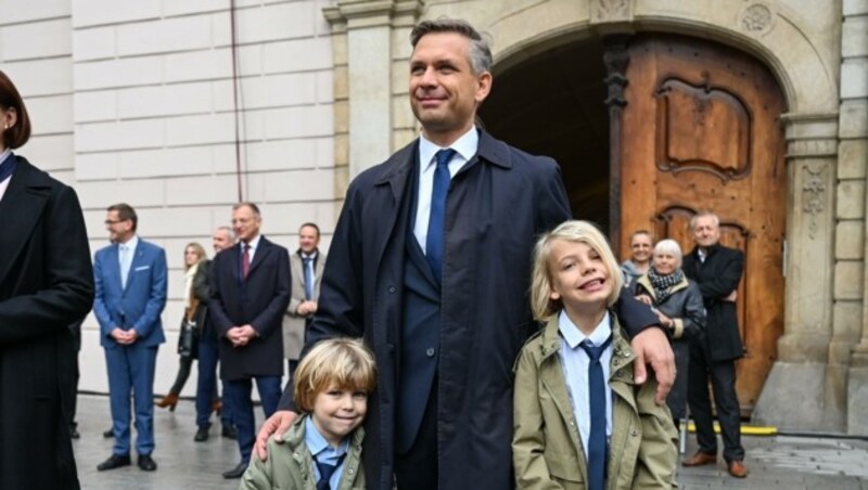 Zur konstituierenden Landtagssitzung nahm Wolfgang Hattmannsdorfer seine Söhne Florian (re.) und Fabian mit: Ein stolzer Papa! (Bild: Wenzel Markus)