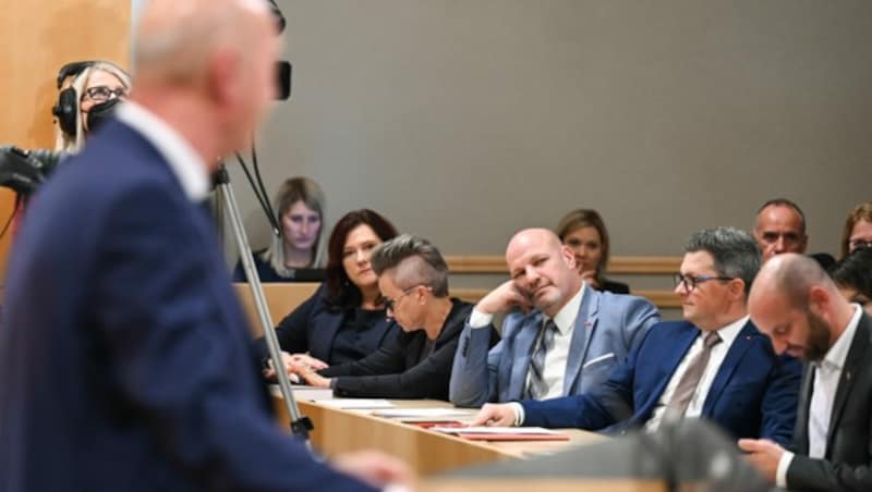 Peter Binder (Mitte) auf seinem neuen Sitzplatz im Landtag (Bild: Markus Wenzel)