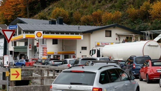 Die hohen Spritpreise bringen grenznahe Lenker an Salzburgs Tankstellen (Bild: Tschepp Markus)