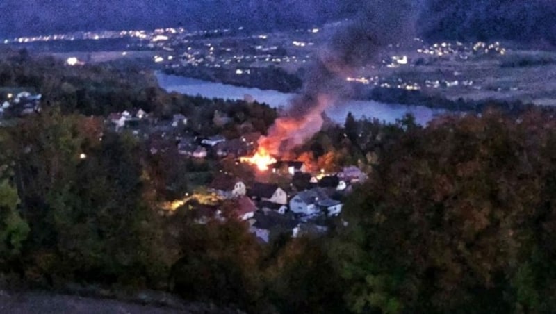 Fünf Feuerwehren wurden Sonntagabend zu einem Nebengebäudebrand bei Köttmannsdorf gerufen. (Bild: zVg. Köttmannsdorf)