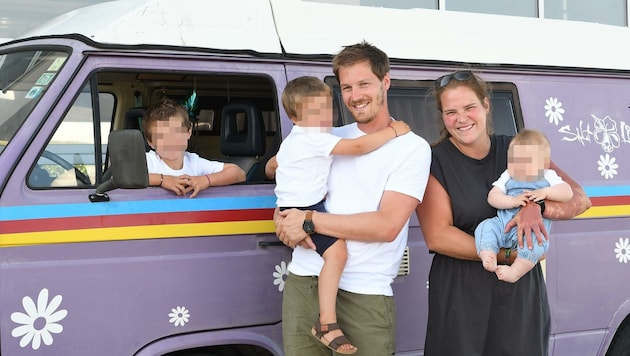 Maxi (5), Mathi (3), Christoph (31), Stefanie (31) und Johannes (6 Monate) mit dem 32 Jahre alten VW T3-Bus (Bild: Daniel Scharinger)
