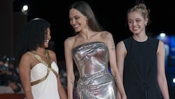 Angelina Jolie mit ihren Töchtern Zahara und Shiloh (Bild: AP)