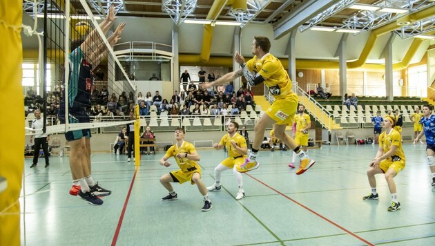 Jan Jalowietzki (re. in der Luft) war auch gegen den VC Mils mit 20 Punkten der Topscorer der Wolfurter Volleyball-Herren. (Bild: Maurice Shourot)