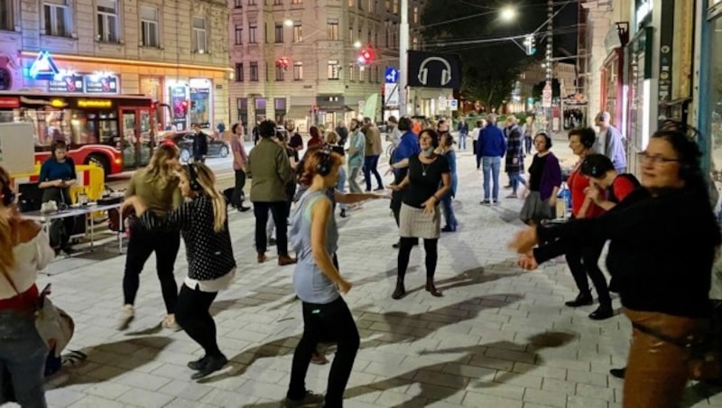 Ausgelassen das Tanzbein schwingen kann man am Dienstag am Ulrichsplatz bei der Silent Disco. (Bild: Silent Disco - Gehsteigdisco)