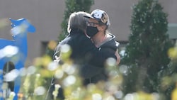 Alec Baldwin umarmt vor einem Hotel in Santa Fe den Ehemann von Halyna Hutchins, die er während Dreharbeiten unabsichtlich erschossen hat. (Bild: www.PPS.at)