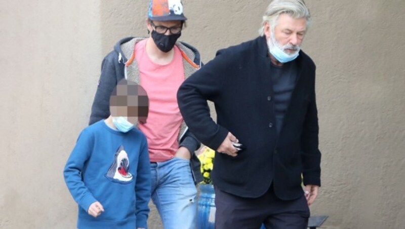 Alec Baldwin mit dem Sohn und dem Ehemann von Halyna Hutchins (Bild: www.pps.at, Krone KREATIV)