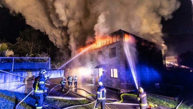 Beim Großbrand in Lienz vermutet die Polizei einen technischen Defekt. Vier Wohneinheiten wurden dabei komplett zerstört. (Bild: Brunner-Images.at)