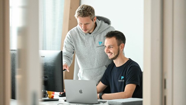 Die Vereinsplaner-Gründer Lukas Krainz (links) und Mathias Maier haben ihr Büro in der Tabakfabrik Linz. (Bild: Markus Wenzel)