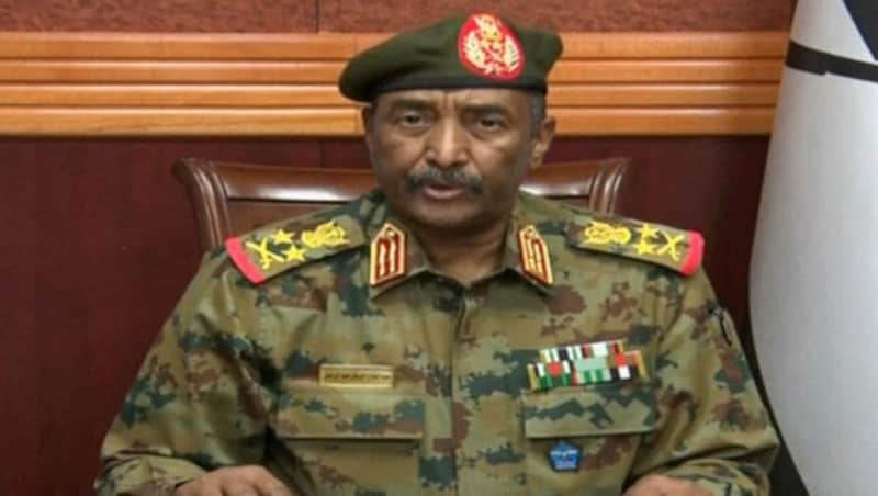 General Abdel Fattah al-Burhan verkündete in einer Fernsehansprache die Verhängung des Ausnahmezustands. (Bild: APA/AFP/Sudan TV)