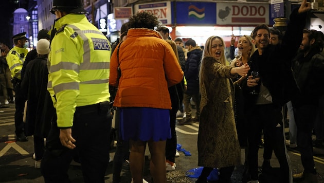 Kaum sind die Corona-Restriktionen in Großbritannien aufgehoben, häufen sich Vorfälle von „Spiking“ in den Nachtclubs. (Bild: AFP/Tolga Akmen)