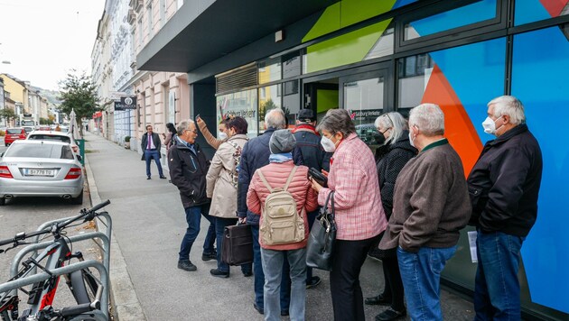Etliche Senioren standen vor dem SVV-Ticketcenter an. Sie mussten ihr Klimaticket umtauschen. Irrtümlicher Weise hatten sie Behinderten-Karten bekommen. (Bild: Tschepp Markus)