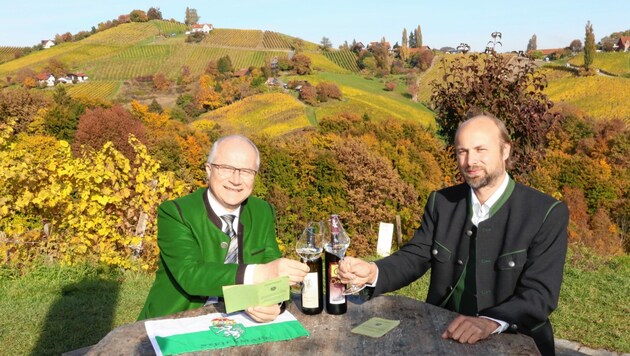 Landesrat Hans Seitinger (li.) stößt mit Jakob Dorner am Glanzer Grenztisch an. (Bild: Christian Jauschowetz)