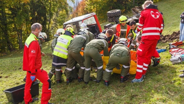 Ein Großaufgebot von Rettung, Feuerwehr und Polizei half bei der Bergung des 22-jährigen Unglückslenkers. (Bild: Bernd Hofmeister)