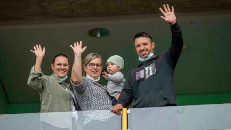 Daniel Nussbaumers Mama Belinda (2. v. li.) mit seinem Cousin Gabriel (re., M.), Onkel Klaus (re.) und dessen Freundin Selina (li.) waren schon beim Portugal-Legionär zu Besuch. (Bild: Maurice Shourot)