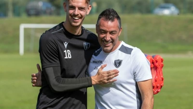 Daniel Nussbaumer versteht sich sichtlich gut mit Viseu-Coach José Gomes da Silva.
 (Bild: Maurice Shourot)