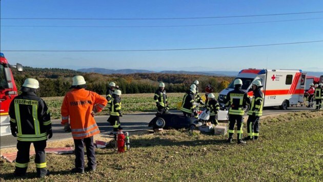 Ein Großaufgebot von Feuerwehr, Rettung und Polizei war an der Unglücksstelle vor Ort. (Bild: Feuerwehr Eigeltingen)