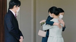 Prinzessin Mako umarmt ihre Schwester, bevor sie ihr Zuhause nach der Hochzeit mit Kei Komuro endgültig verlässt. (Bild: AFP)