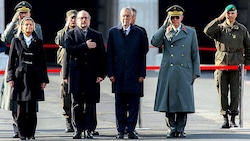 Verteidigungsministerin Tanner, Bundeskanzler Schallenberg und Bundespräsident Van der Bellen anlässlich der Angelobung der Rekruten am Nationalfeiertag. (Bild: APA/Florian Wieser)