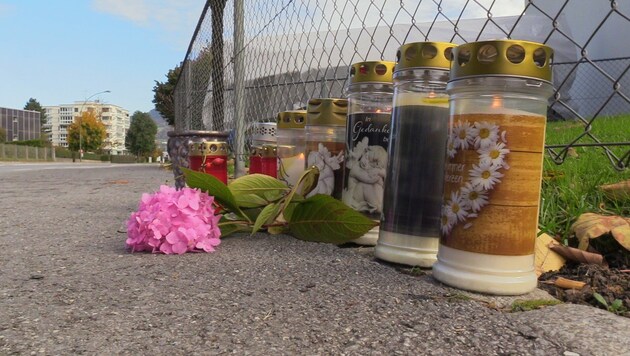 An der Unglücksstelle an der L190 wurden Blumen für den tödlich verunglückten 15-Jährigen niedergelegt und Kerzen aufgestellt. (Bild: Maurice Shourot)